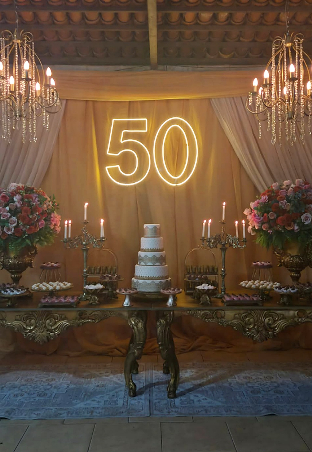 Festa de 50 anos com decoração clássica