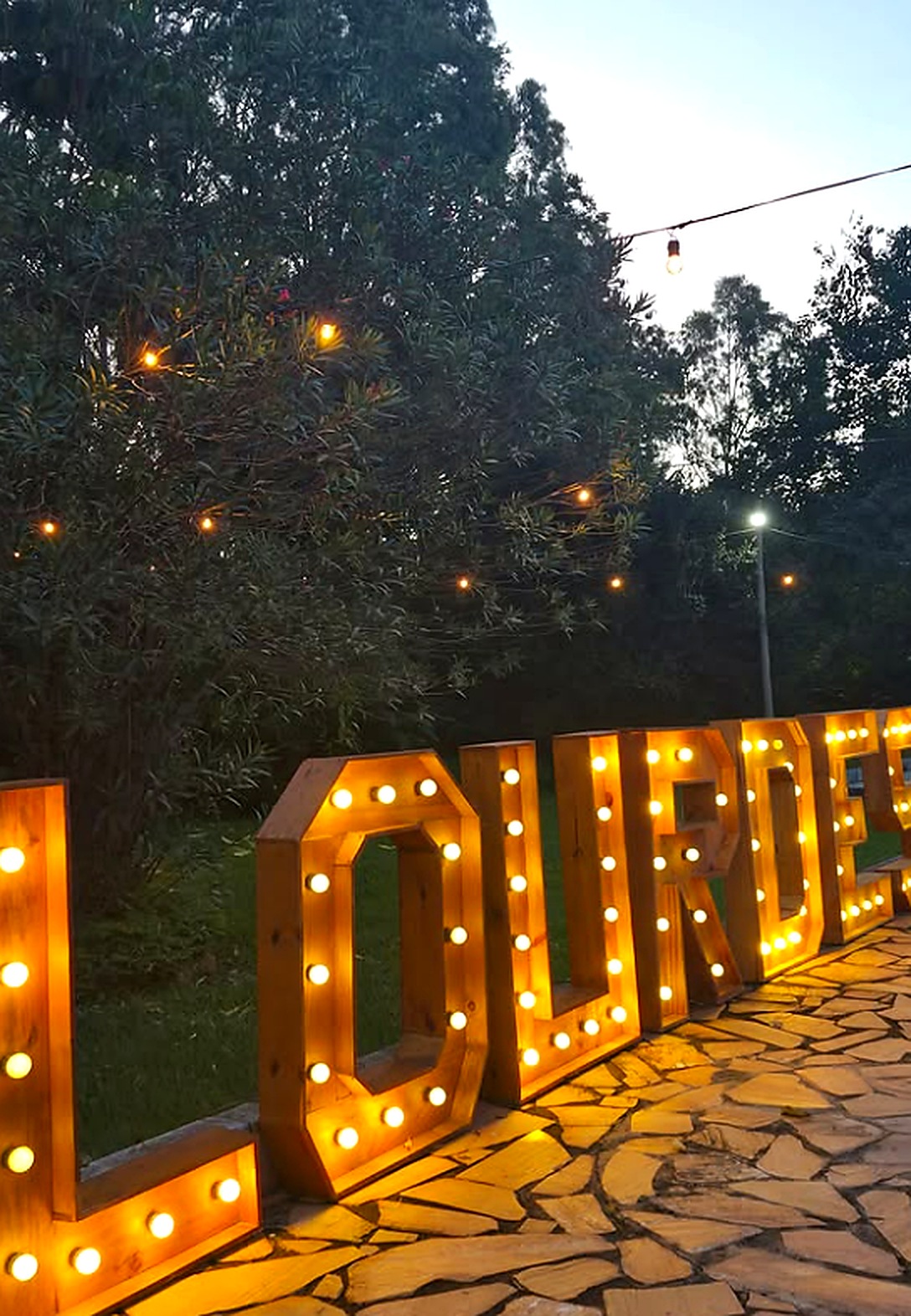 Letreiro iluminado em ensaio