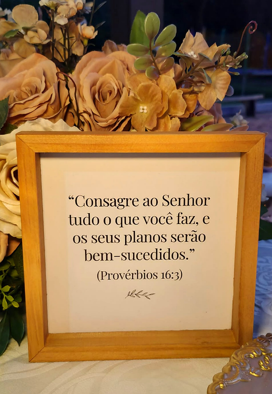 Detalhe decorativo com frase e flores