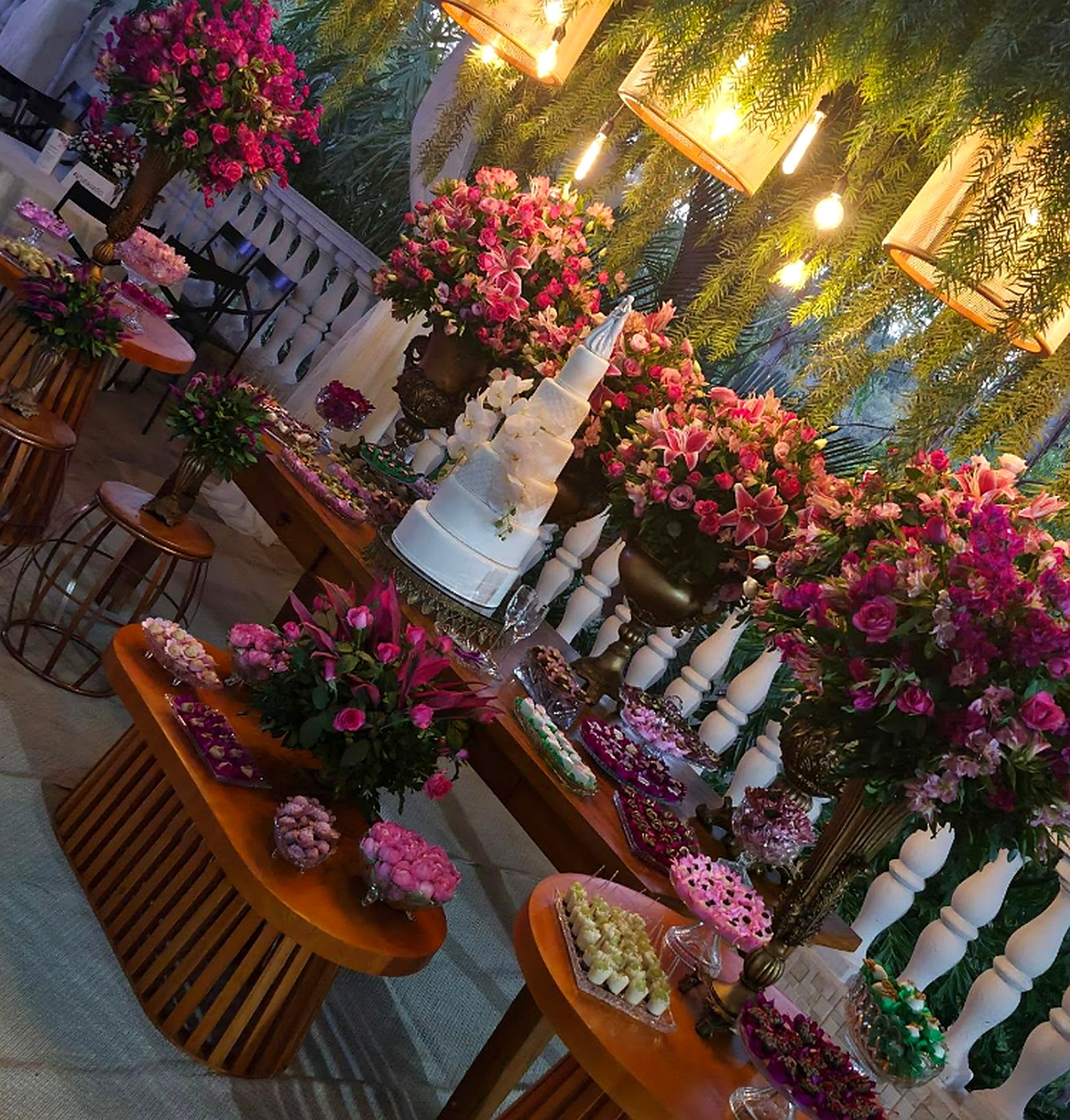 Mesa de casamento com flores coloridas