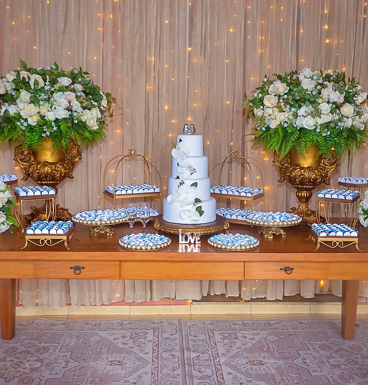 Mesa de casamento com bolo e luzes