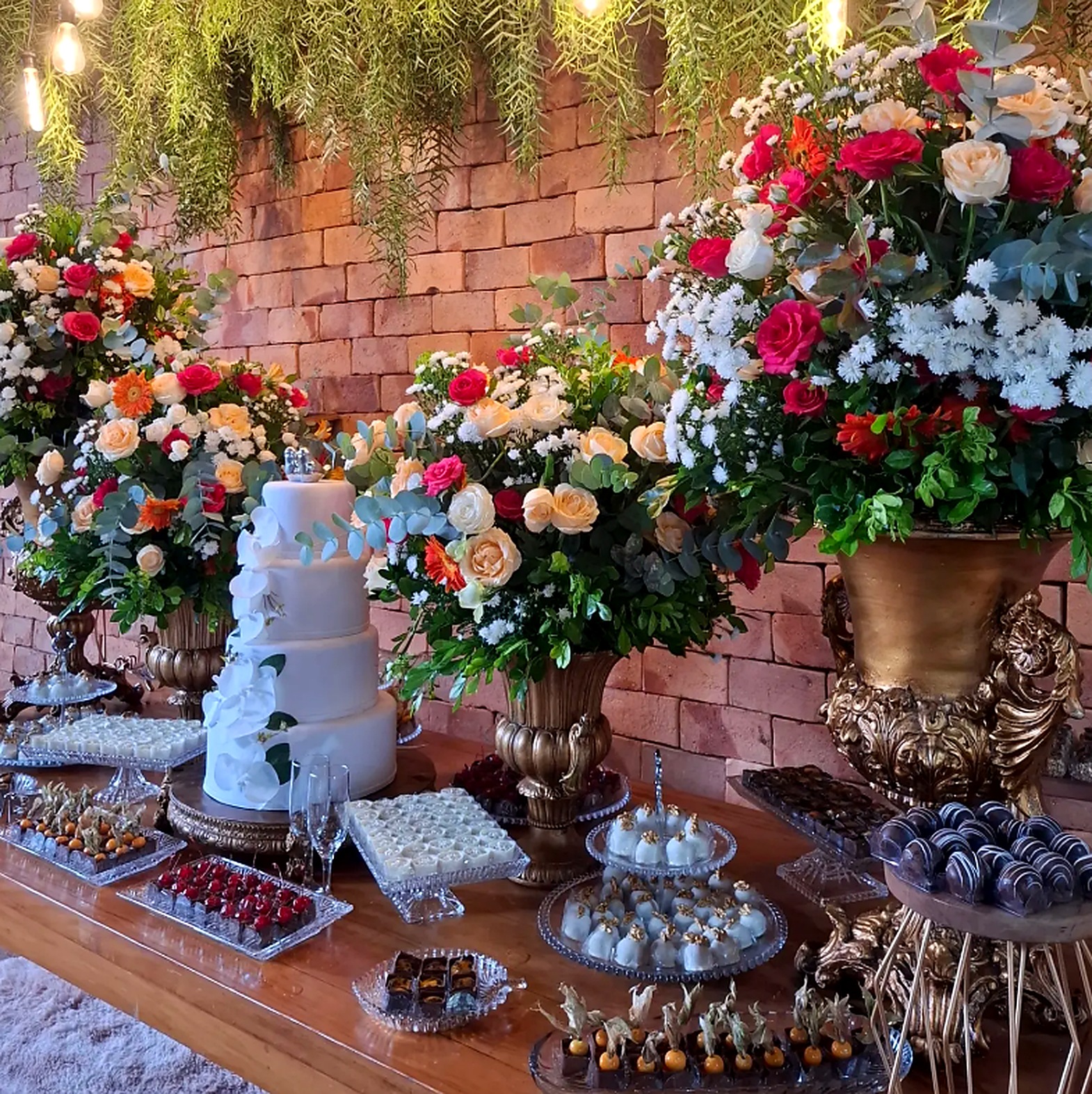 Mesa de casamento com flores e decoração sofisticada